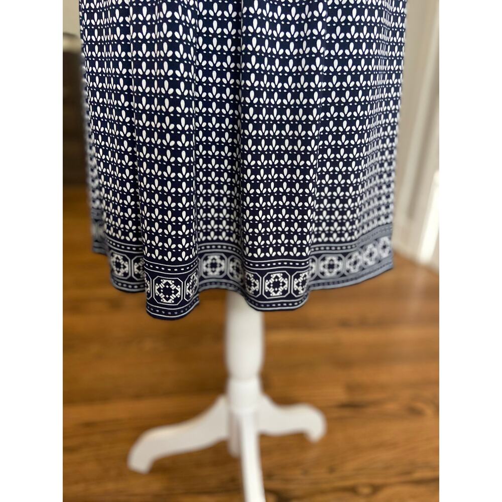 Max Studio navy and white print sleeveless knit dress with tie waist - Picture 4 of 10